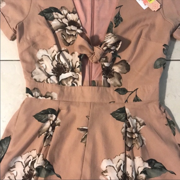 Sm-Med Summer Floral Romper - Picture 6 of 7
